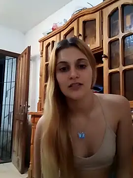 Snapshot of larubia_arg chatting on 12.21.25 larubia arg online show from 12.21.25