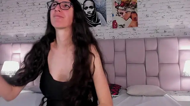 Snapshot of GirafMusic chatting on 11.24.25 GirafMusic online show from 11.24.25