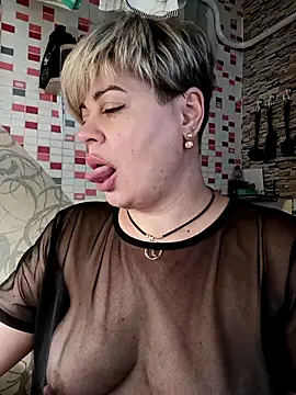 Snapshot of MilkySky chatting on 11.25.25 MilkySky online show from 11.25.25