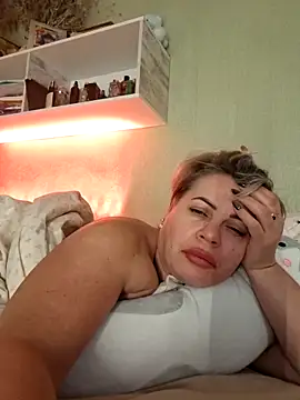 Snapshot of MilkySky chatting on 11.25.25 MilkySky online show from 11.25.25