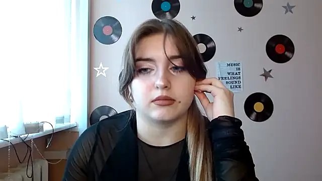 Snapshot of Dance__Queen chatting on 11.04.25 Dance  Queen online show from 11.04.25