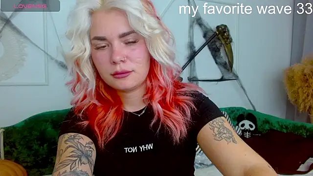 Snapshot of lada_love chatting on 10.30.25 lada love online show from 10.30.25