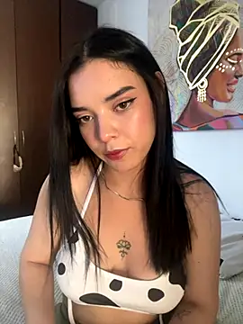 Snapshot of _eileen chatting on 10.31.25  eileen online show from 10.31.25