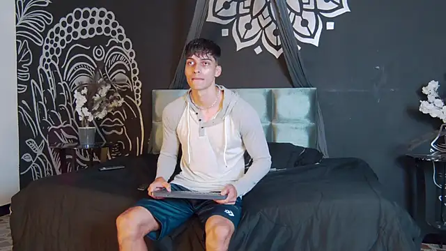 Snapshot of AlessioVitale chatting on 11.06.25 AlessioVitale online show from 11.06.25