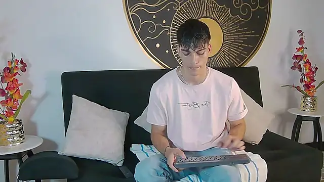 Snapshot of AlessioVitale chatting on 11.13.25 AlessioVitale online show from 11.13.25