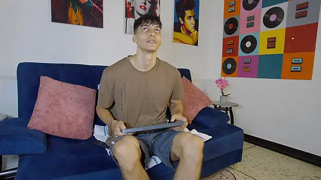 Snapshot of AlessioVitale chatting on 11.19.25 AlessioVitale online show from 11.19.25