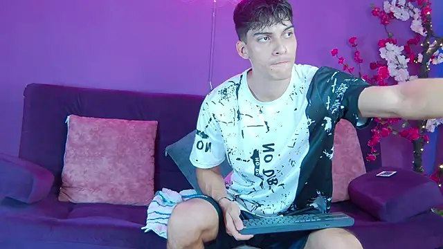 Snapshot of AlessioVitale chatting on 11.25.25 AlessioVitale online show from 11.25.25