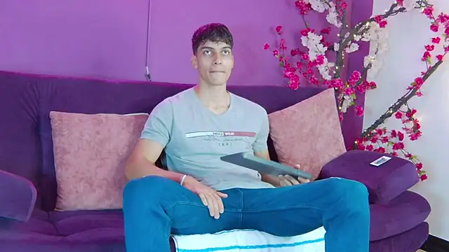 Snapshot of AlessioVitale chatting on 11.26.25 AlessioVitale online show from 11.26.25