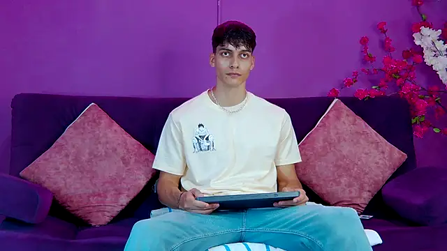 Snapshot of AlessioVitale chatting on 11.28.25 AlessioVitale online show from 11.28.25