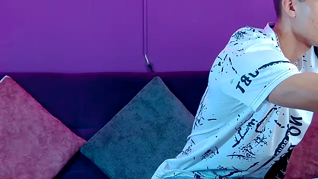 Snapshot of AlessioVitale chatting on 11.30.25 AlessioVitale online show from 11.30.25