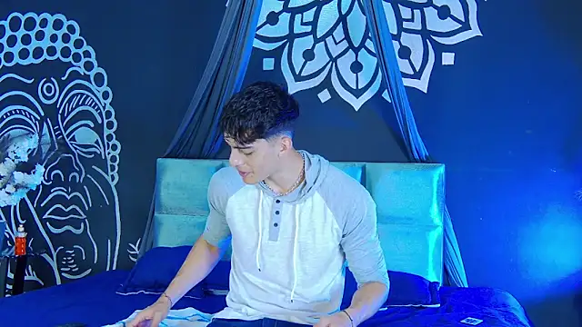 Snapshot of AlessioVitale chatting on 12.15.25 AlessioVitale online show from 12.15.25