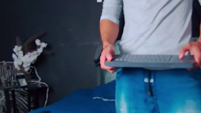 Snapshot of AlessioVitale chatting on 12.19.25 AlessioVitale online show from 12.19.25