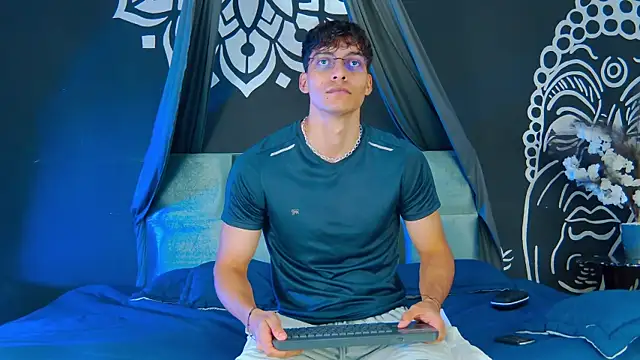 Snapshot of AlessioVitale chatting on 12.21.25 AlessioVitale online show from 12.21.25