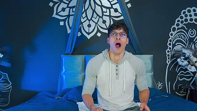 Snapshot of AlessioVitale chatting on 01.06.26 AlessioVitale online show from 01.06.26