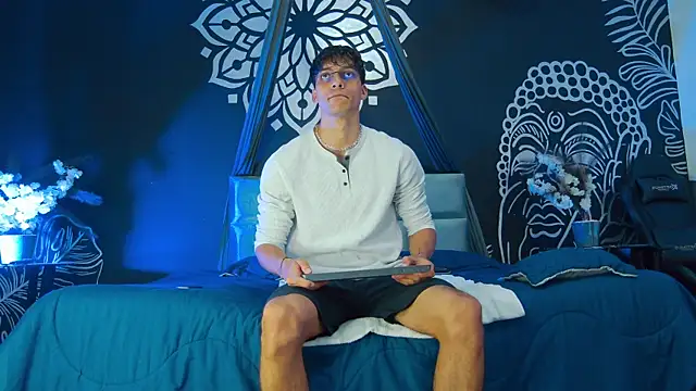 Snapshot of AlessioVitale chatting on 01.08.26 AlessioVitale online show from 01.08.26