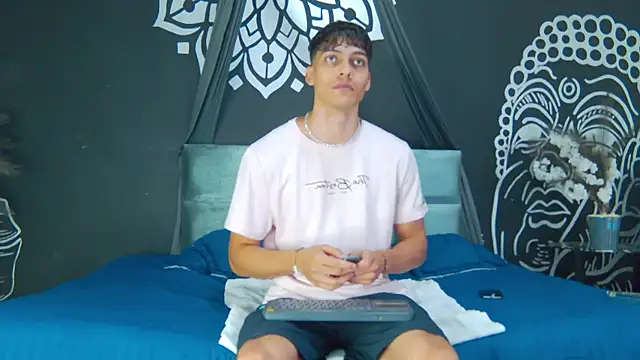 Snapshot of AlessioVitale chatting on 01.10.26 AlessioVitale online show from 01.10.26