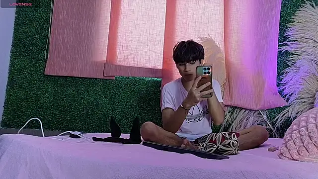 Leo Glow online show from 03.05.26