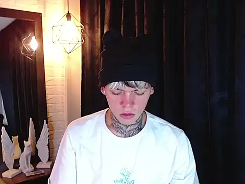 Snapshot of frankboyx chatting on 11.12.25 frankboyx online show from 11.12.25