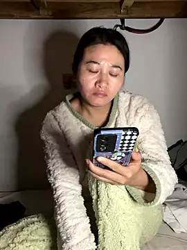 Snapshot of daaqnn chatting on 11.21.25 daaqnn online show from 11.21.25