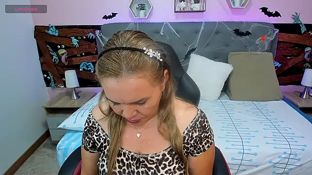 Snapshot of _sarah_lovely chatting on 10.31.25  sarah lovely online show from 10.31.25