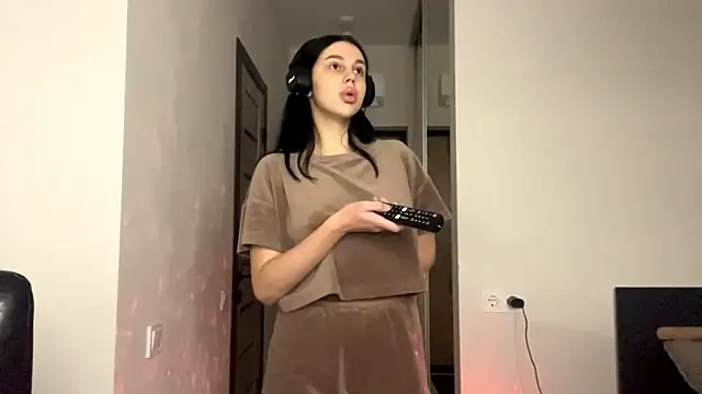 Snapshot of EliseBonser chatting on 11.03.25 EliseBonser online show from 11.03.25