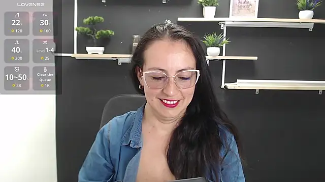 Snapshot of Lauryn_Jones chatting on 06.23.26 Lauryn Jones online show from 06.23.26