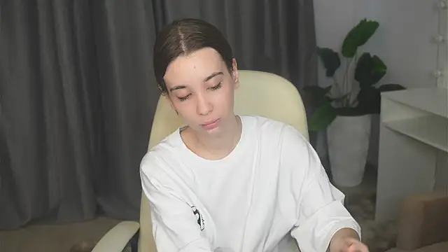 Snapshot of JacalynSchreiber chatting on 11.04.25 JacalynSchreiber online show from 11.04.25