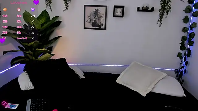 Snapshot of Evelyn_R_ chatting on 12.19.25 Evelyn R online show from 12.19.25