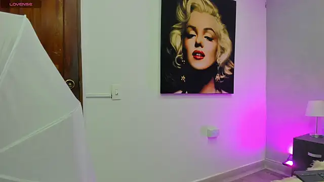 Snapshot of kendra_london chatting on 11.26.25 kendra london online show from 11.26.25