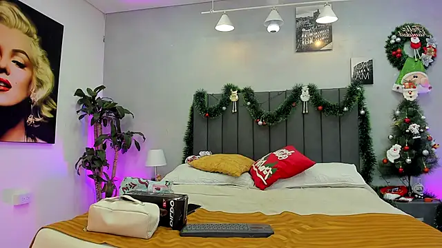 Snapshot of kendra_london chatting on 12.15.25 kendra london online show from 12.15.25