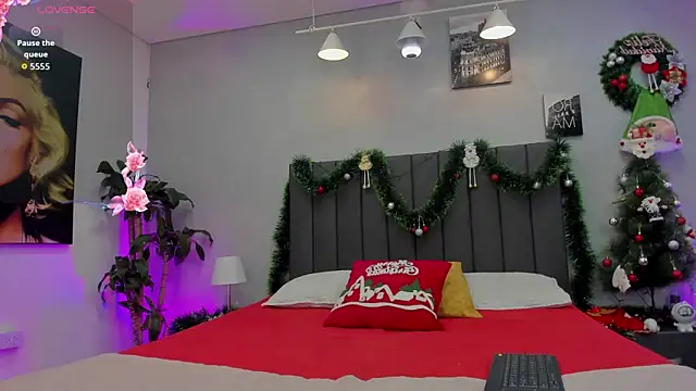 Snapshot of maddy__moon chatting on 12.18.25 maddy moon online show from 12.18.25