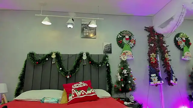 Snapshot of maddy__moon chatting on 12.20.25 maddy moon online show from 12.20.25