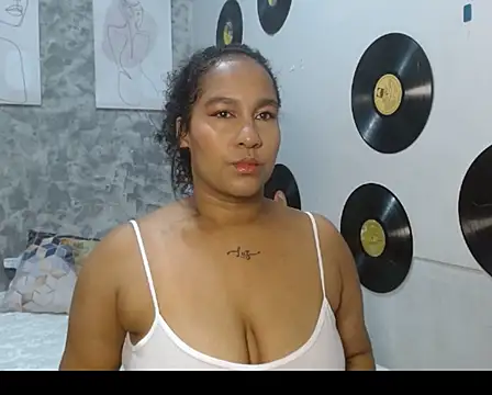 Snapshot of Ambar_foxy chatting on 12.23.25 Ambar foxy online show from 12.23.25