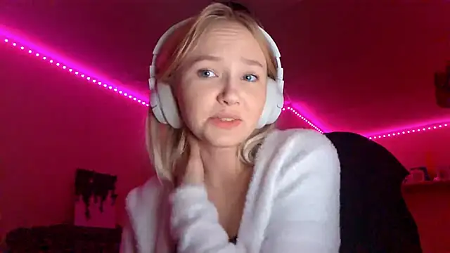 Snapshot of KarinRobertson chatting on 11.11.25 KarinRobertson online show from 11.11.25