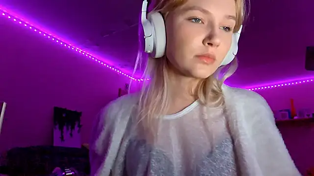 Snapshot of KarinRobertson chatting on 11.12.25 KarinRobertson online show from 11.12.25