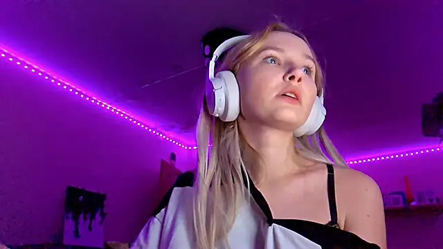 Snapshot of KarinRobertson chatting on 11.13.25 KarinRobertson online show from 11.13.25