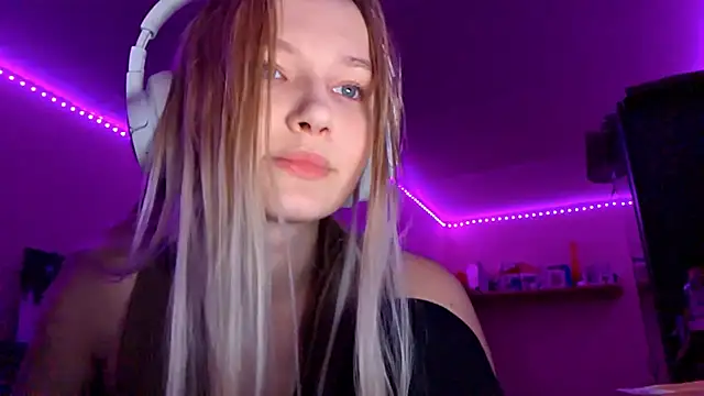 Snapshot of KarinRobertson chatting on 11.14.25 KarinRobertson online show from 11.14.25