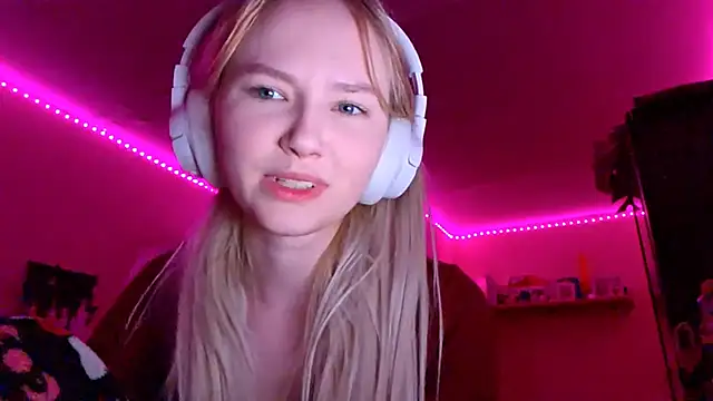 Snapshot of KarinRobertson chatting on 11.21.25 KarinRobertson online show from 11.21.25