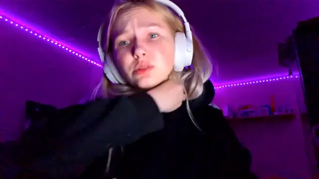 Snapshot of KarinRobertson chatting on 11.23.25 KarinRobertson online show from 11.23.25