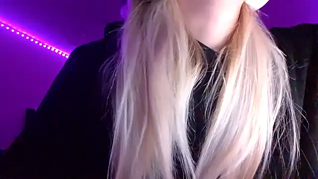 Snapshot of KarinRobertson chatting on 11.24.25 KarinRobertson online show from 11.24.25