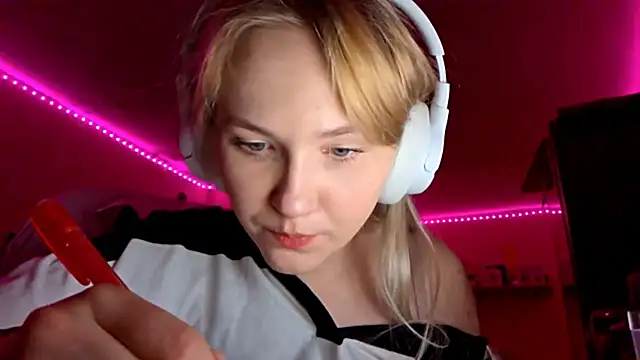 Snapshot of KarinRobertson chatting on 11.28.25 KarinRobertson online show from 11.28.25