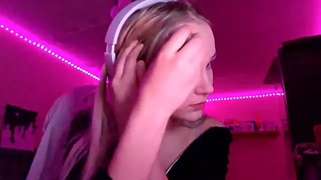 Snapshot of KarinRobertson chatting on 11.29.25 KarinRobertson online show from 11.29.25