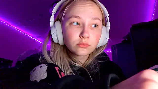 Snapshot of KarinRobertson chatting on 12.03.25 KarinRobertson online show from 12.03.25