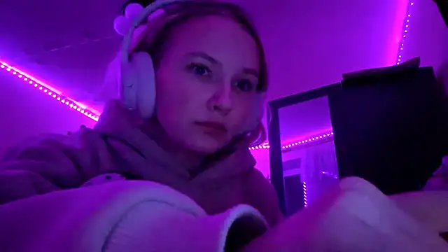 Snapshot of KarinRobertson chatting on 12.04.25 KarinRobertson online show from 12.04.25