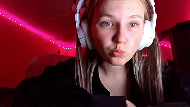 Snapshot of KarinRobertson chatting on 12.15.25 KarinRobertson online show from 12.15.25