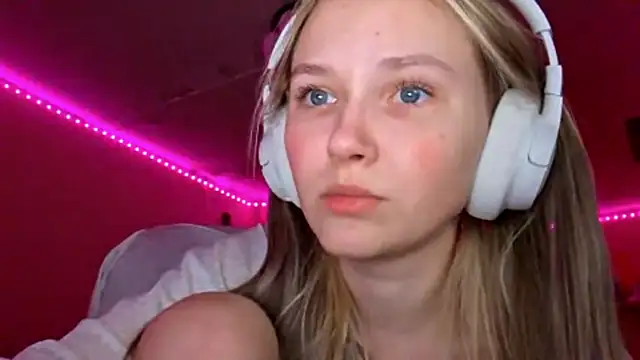 Snapshot of KarinRobertson chatting on 12.18.25 KarinRobertson online show from 12.18.25