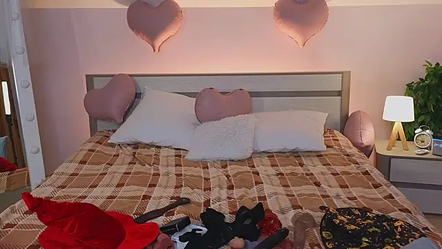 Snapshot of WICKEDEMBER chatting on 02.14.26 WICKEDEMBER online show from 02.14.26