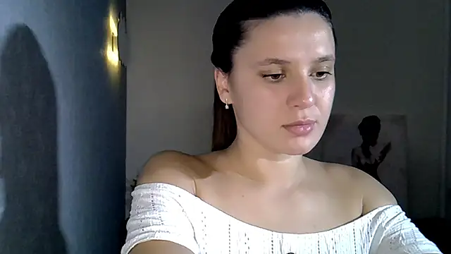 Snapshot of KiraHoney chatting on 11.14.25 KiraHoney online show from 11.14.25