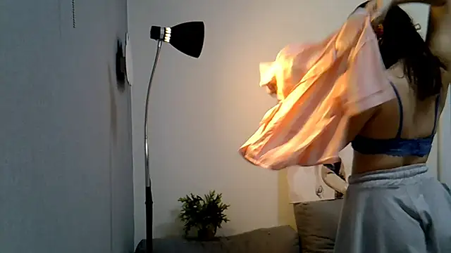 Snapshot of KiraHoney chatting on 11.27.25 KiraHoney online show from 11.27.25