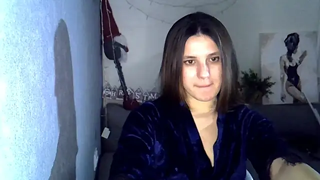 Snapshot of KiraHoney chatting on 12.13.25 KiraHoney online show from 12.13.25